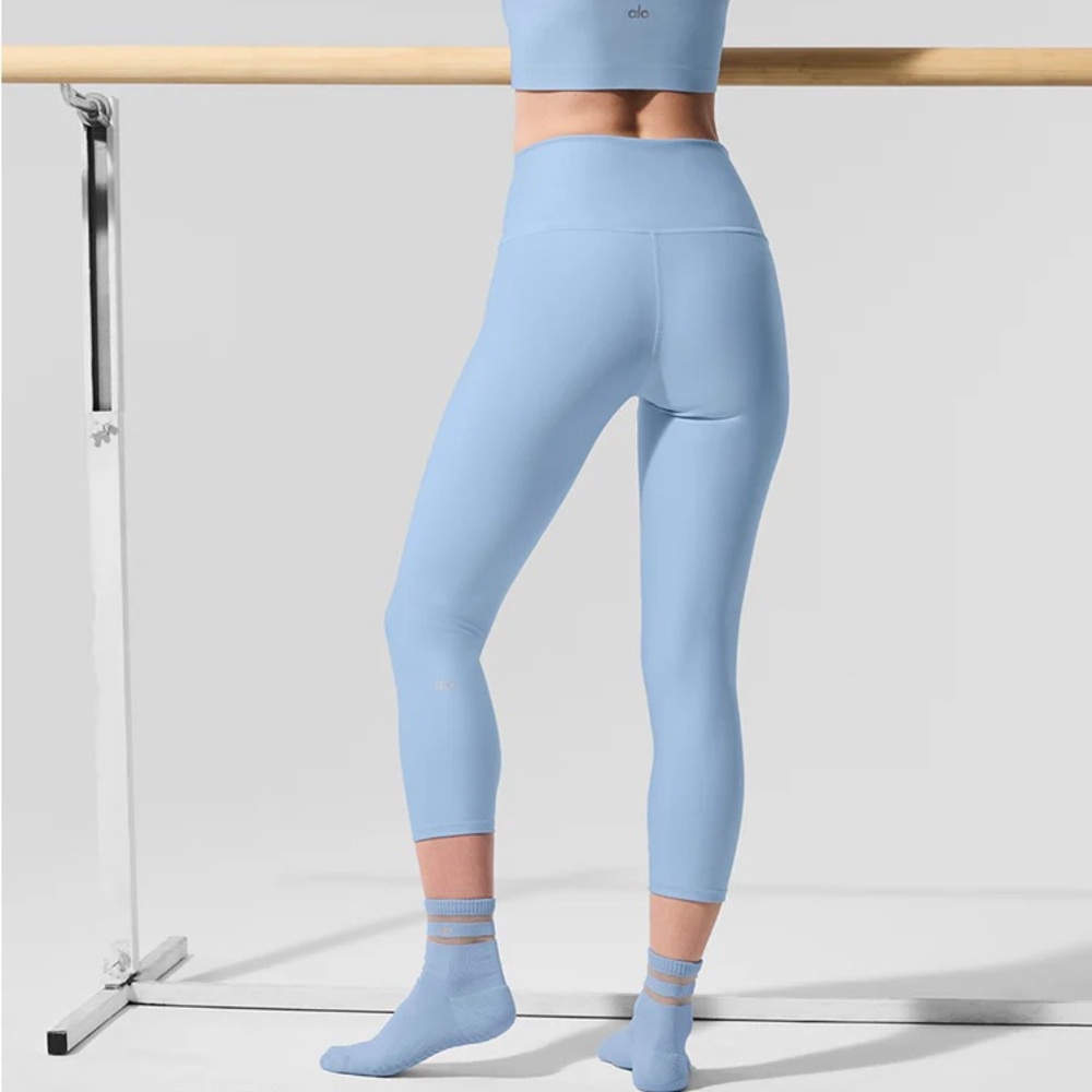ALO Yoga capri
Seashell blue
Size small - Picture 2 of 4